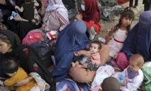 Это очень грустно: в Кабуле люди отдают американским военным своих детей, чтобы их обезопасить (ВИДЕО)