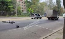 Ямы на дорогах привели к ДТП: в Днепре велосипедист влетел в ГАЗель