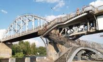Ради селфи: днепрянка залезла на верхнюю опору Монастырского моста (ВИДЕО)