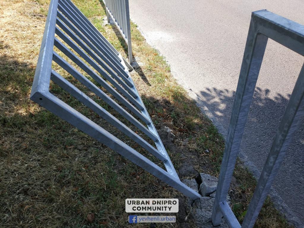 Новости Днепра про На проспекте Поля днепряне ломают забор, чтобы сохранить 