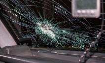 Платно не значит безопасно: в Днепре на стоянке разбили лобовое стекло авто