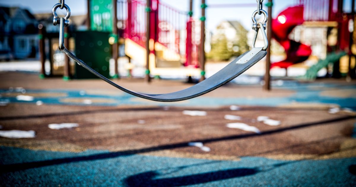 Новости Днепра про В Днепре 5-летний мальчик раздал друзьям на детской площадке драгоценности родителей