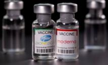 МОЗ разрешило украинцам комбинировать вакцины Pfizer и Moderna