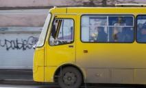 «Притерлись»: на Слобожанском проспекте авто застряло между двумя автобусами