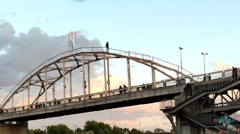 Новости Днепра про Ради селфи: днепрянка залезла на верхнюю опору Монастырского моста (ВИДЕО)