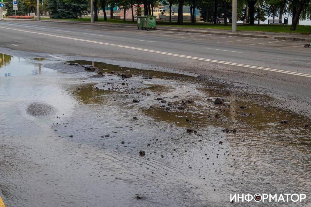 Новости Днепра про Будьте осторожны: на Сичеславской Набережной на дорогу вымыло водой куски асфальта