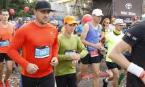 Безопасность бегунов и вдохновляющие участники: в Днепре продолжается 5-й «Almaz Group Dnipro Marathon»