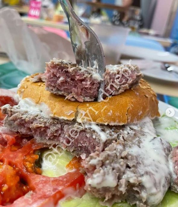 Новости Днепра про В Днепре в детском кафе клиенты чуть не съели бургер из сырым мясом внутри