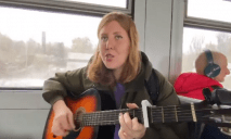 Днепрянка, которая поет в трамваях и метро, довела до слез Наталью Могилевскую (ВИДЕО)