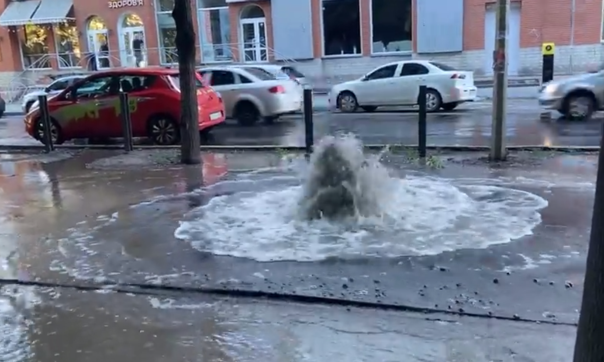Новости Днепра про На Европейской прорвало коллектор: вода залила всю улицу