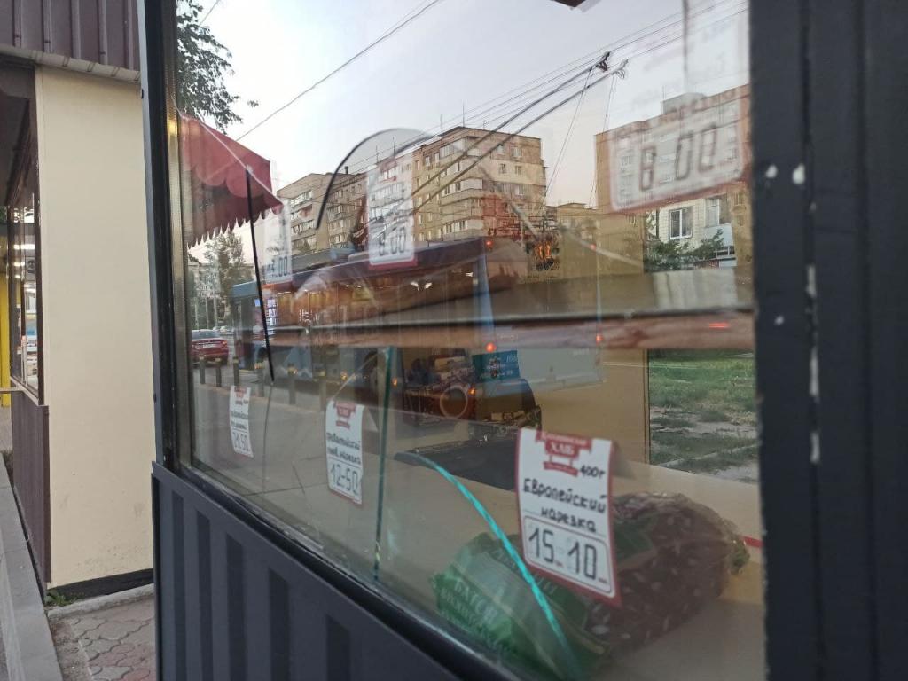 Новости Днепра про Хлеб не понравился: в Днепре на Победе мужчина разбил витрину киоска (ФОТО)