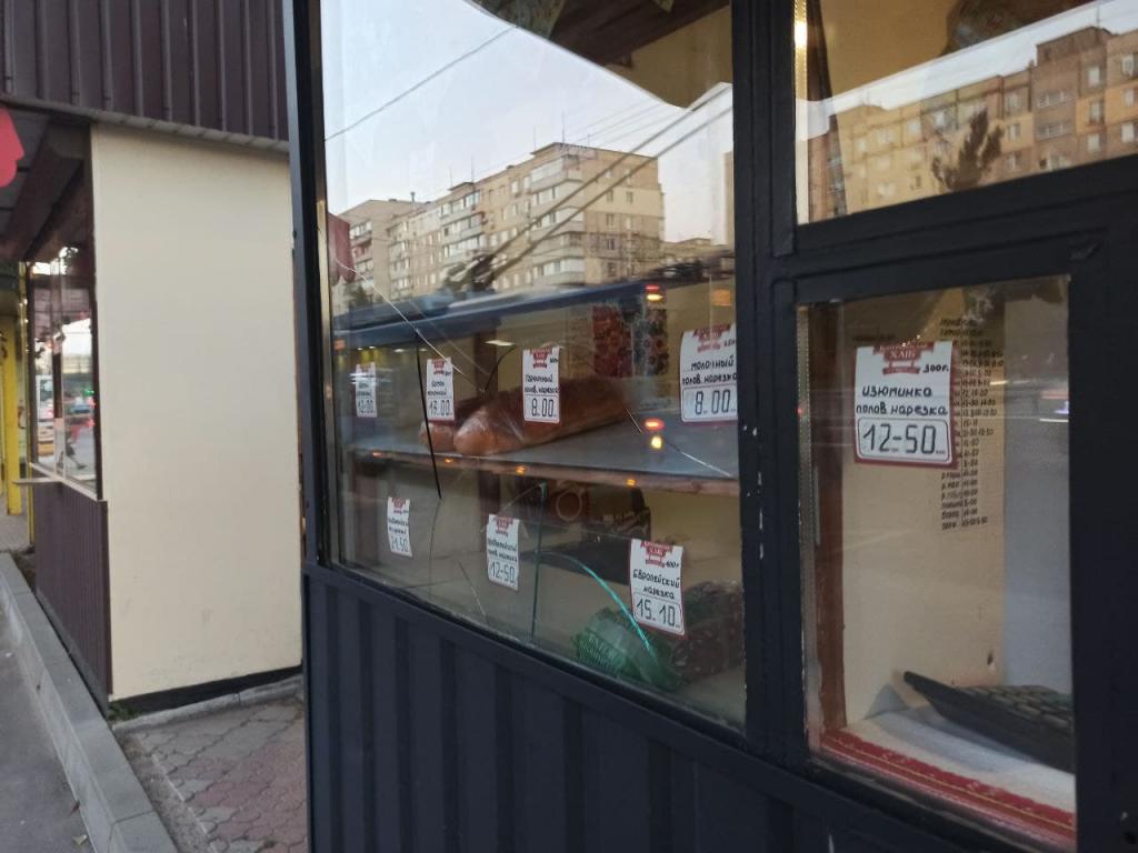 Новости Днепра про Хлеб не понравился: в Днепре на Победе мужчина разбил витрину киоска (ФОТО)