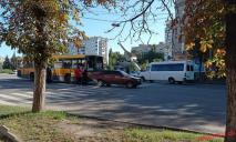Ослепило солнце: на Днепропетровщине автобус въехал в авто на пешеходном переходе