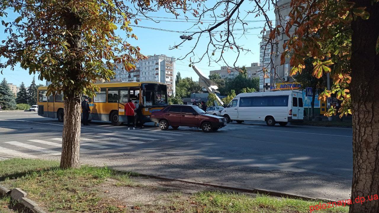 Новости Днепра про Ослепило солнце: на Днепропетровщине автобус въехал в авто на пешеходном переходе