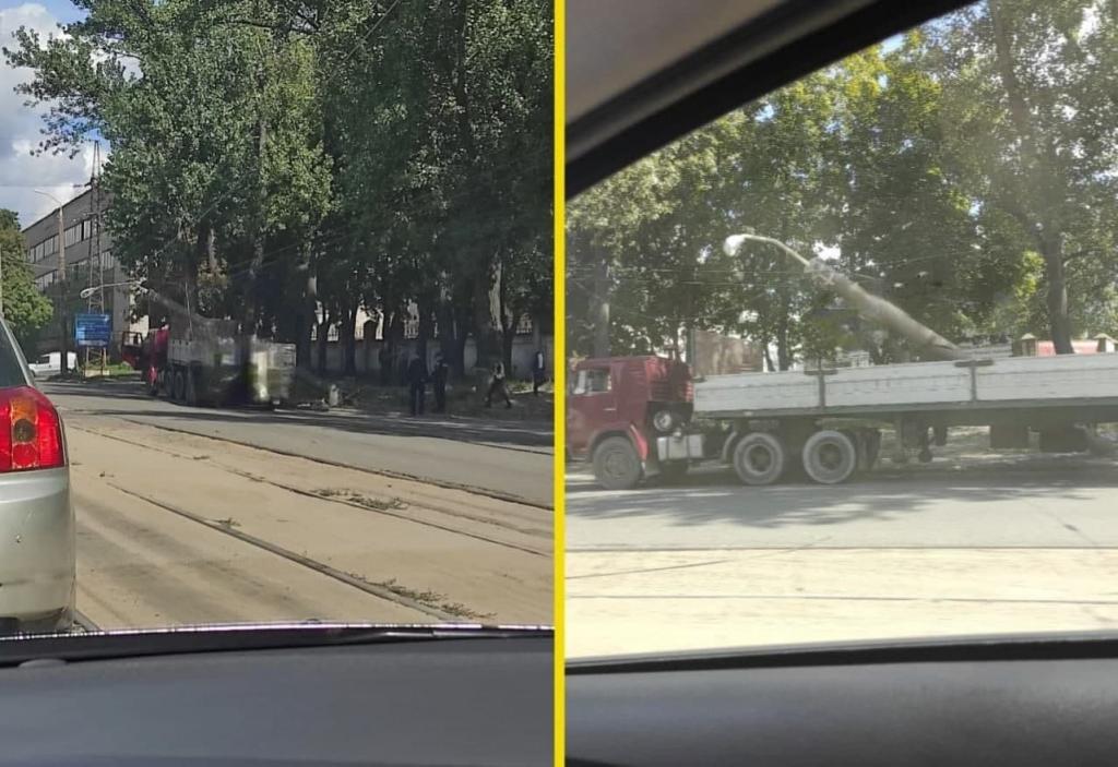 Новости Днепра про Электротранспорт не ходит: на 12-м квартале на КамАЗ упал столб