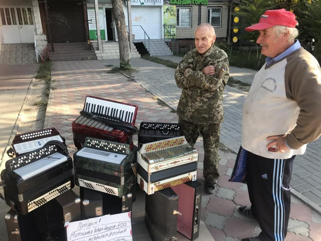 Новости Днепра про Шапка Януковича, бессмертные мясорубки и коляска «Мальвина»: что продают на барахолке на Березинке