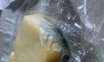 «А может все-таки благородная»: в Днепре в «Ашане» купили сыр, который покрылся плесенью 