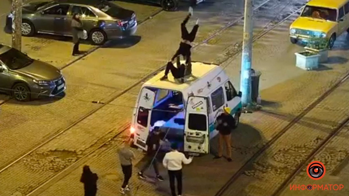 Новости Днепра про На Европейской площади в Днепре парни танцевали на крыше микроавтобуса (ВИДЕО)
