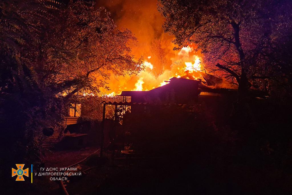 Новости Днепра про Без крыши над головой: в Днепре пожарные два часа тушили огонь в частном доме