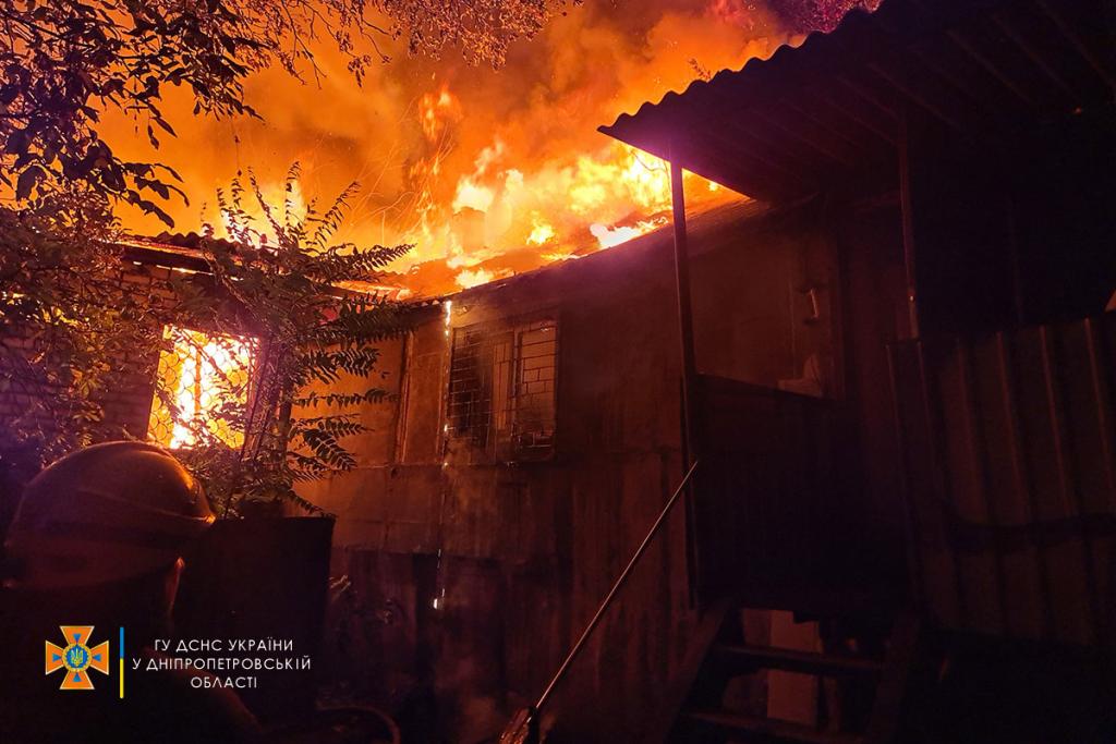 Новости Днепра про Без крыши над головой: в Днепре пожарные два часа тушили огонь в частном доме