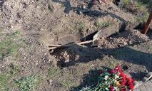 Бросил лопату и ушел: на Днепропетровщине работник кладбища не закопал могилу до конца