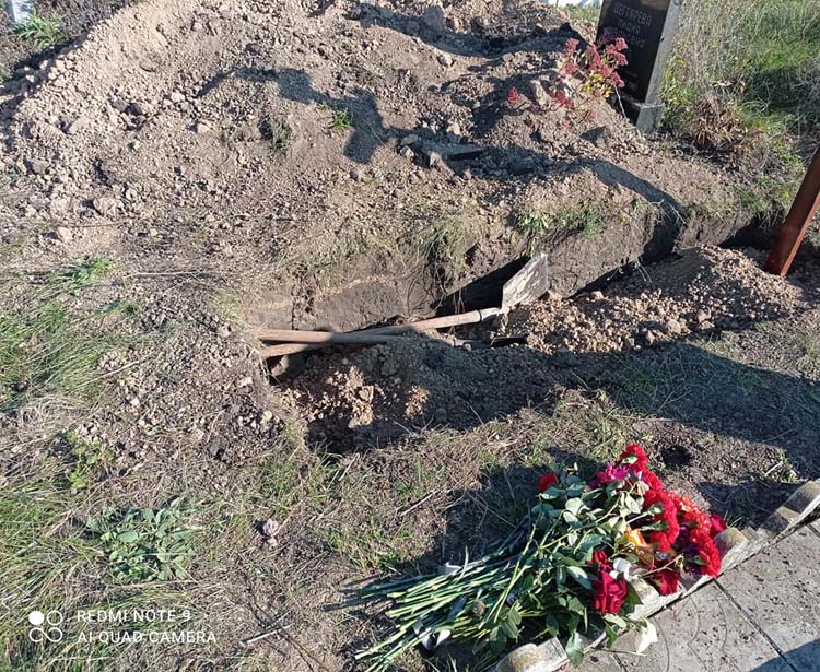 Новости Днепра про Бросил лопату и ушел: на Днепропетровщине работник кладбища не закопал могилу до конца