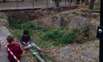 Детская площадка на краю склепа: в Днепре дети играют на раскопках могилы Поля