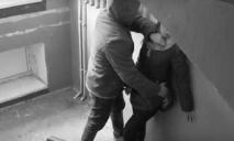 Ударил головой о стену и украл телефон: в Павлограде мужчина напал на девушку