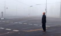 Красиво, но страшно: в Днепре не видно дороги из-за тумана (ФОТО)