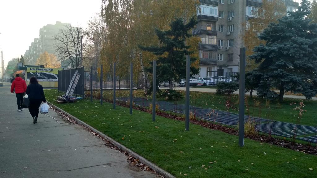 Новости Днепра про Против «алкашей и малолеток»: зачем сквер на Калиновой оградили забором