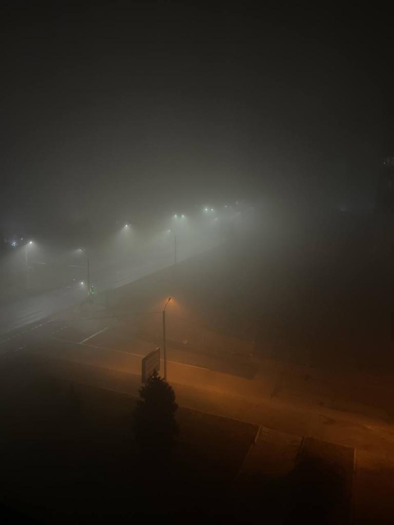 Новости Днепра про Красиво, но страшно: в Днепре не видно дороги из-за тумана (ФОТО)