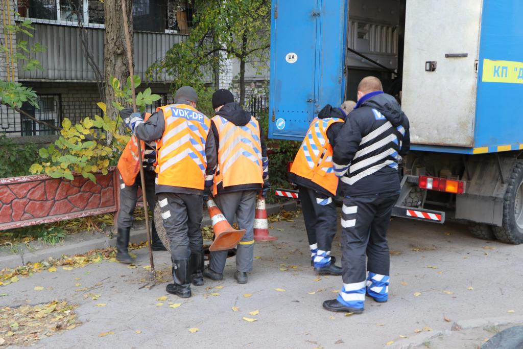 Новости Днепра про В Днепре на улице Каверина коммунальщики расчистили засоренную канализацию