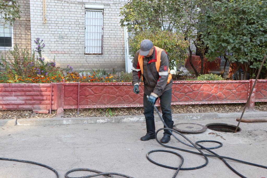 Новости Днепра про В Днепре на улице Каверина коммунальщики расчистили засоренную канализацию