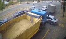 Не заметил: в Днепре водитель грузовика протаранил машину службы такси Bolt  (видео момента)