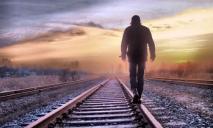 Горе-самоубийца: в Днепре парень бегал по рельсам и останавливал поезда