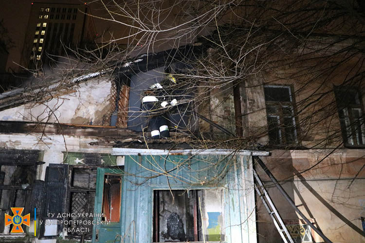 Новости Днепра про В центре Днепра ночью горело старинное здания (ВИДЕО)
