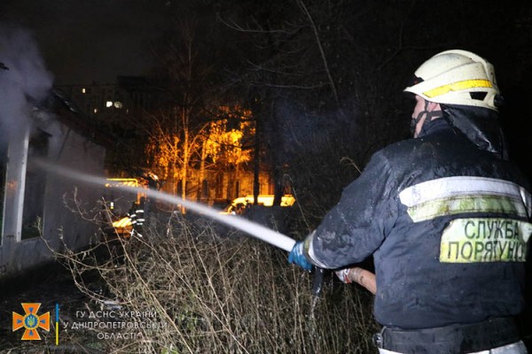 Новости Днепра про В центре Днепра ночью горело старинное здания (ВИДЕО)