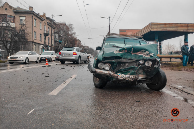 Новости Днепра про В Днепре на Мануйловском проспекте столкнулись сразу 3 автомобиля: есть пострадавшие (ФОТО)