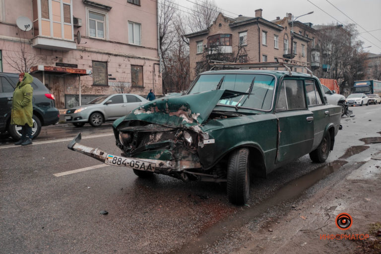 Новости Днепра про В Днепре на Мануйловском проспекте столкнулись сразу 3 автомобиля: есть пострадавшие (ФОТО)