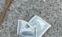 Новая схема «развода»: в Днепре на улицах валяются доллары