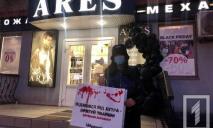 «А твои покупки кричали перед смертью»: зоозащитники провели акцию в магазинах одежды