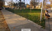 В Днепре в парке Писаржевского газон оградили забором