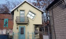«Ромбовидное» окно, старая лестница и кот-Бегемот: как выглядит «дом Булгакова» в Днепре (ФОТО)