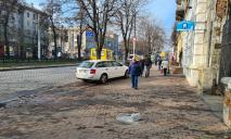 В Днепре на проспекте Яворницкого на тротуар упала увесистая глыба со здания