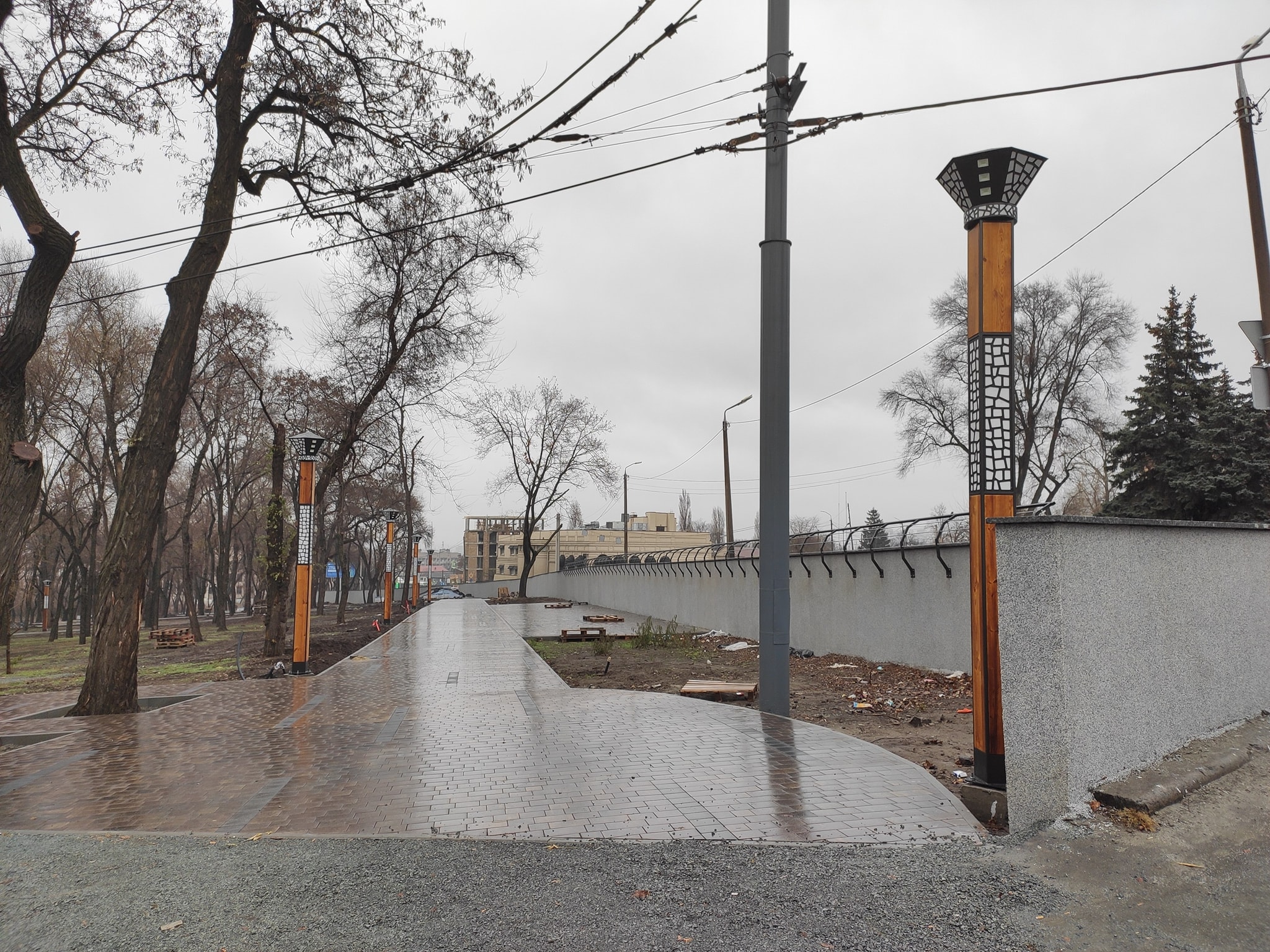 Новости Днепра про В Днепре в сквере Металлургов появились дизайнерские фонари-питоны (ФОТО)