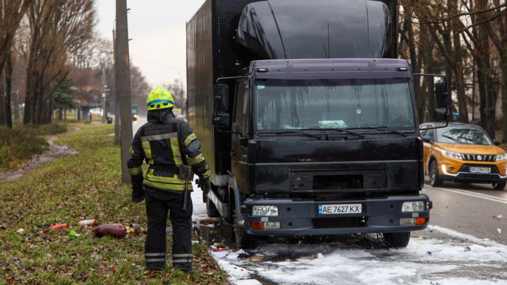 Новости Днепра про Огонь в моторном отсеке: в Днепре на ходу загорелся грузовик