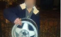 Странный мужчина с сумкой: в Днепре полицейские задержали вора автомобильных дисков