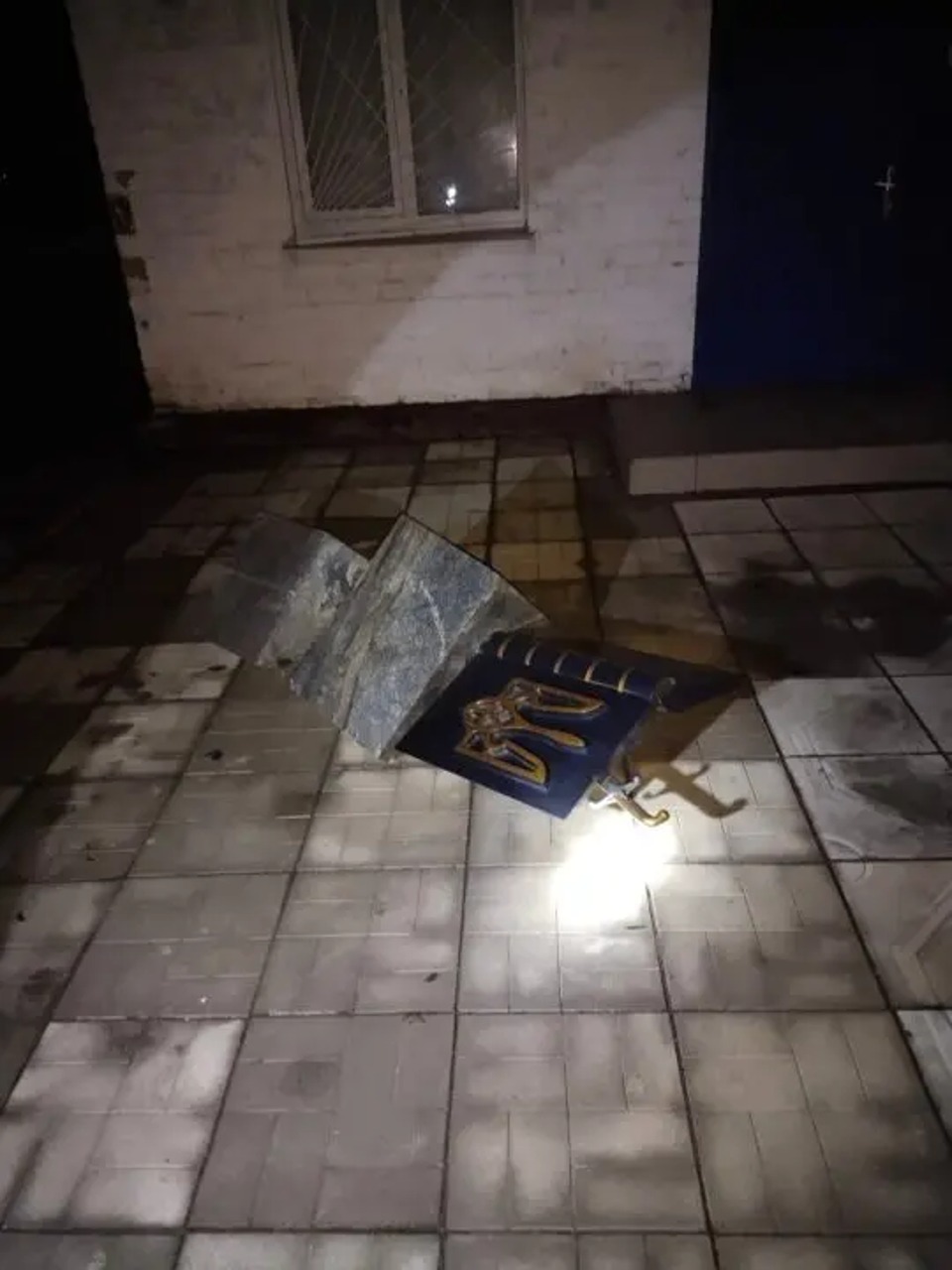 Новости Днепра про Под Днепром вандалы разгромили здание городского совета: уже есть подозреваемый