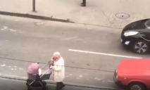 Экстремальная бабуля: пожилая женщина с коляской опасно переходила дорогу (ВИДЕО)