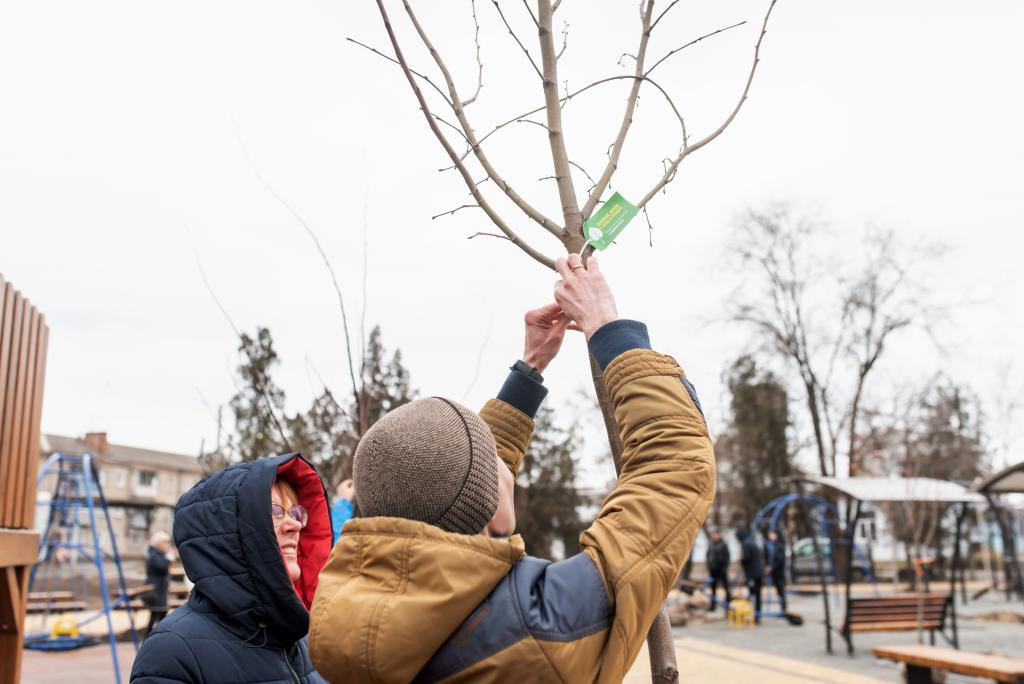 Новости Днепра про Депутат Кисилевский с жителями Северного высадили деревья в новом сквере на Липовой